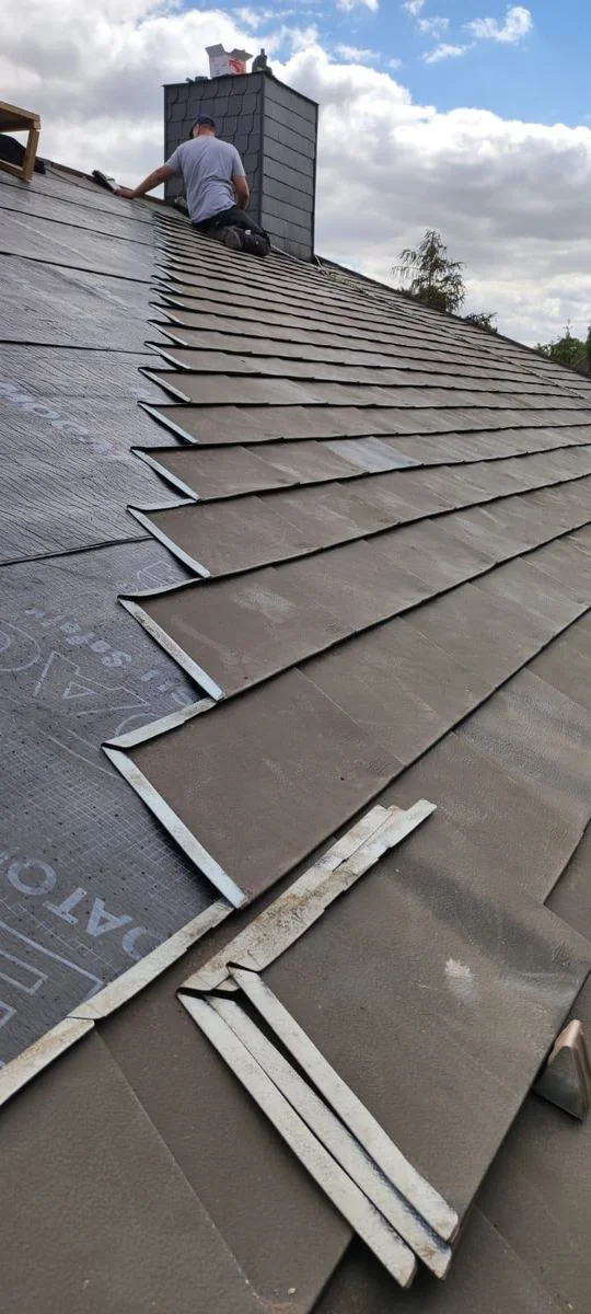 Dachplatten und Anschlüsse am Kamin
