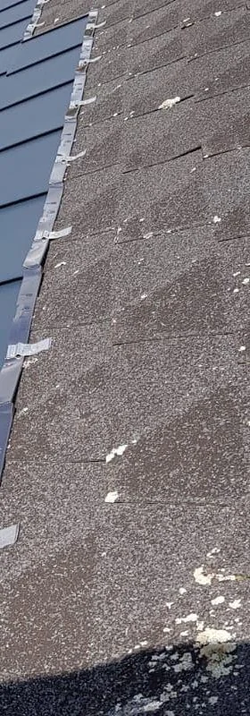 Ältere Bitumenschindeln mit mineralisch bestreuter Oberfläche auf einem Bestandsdach