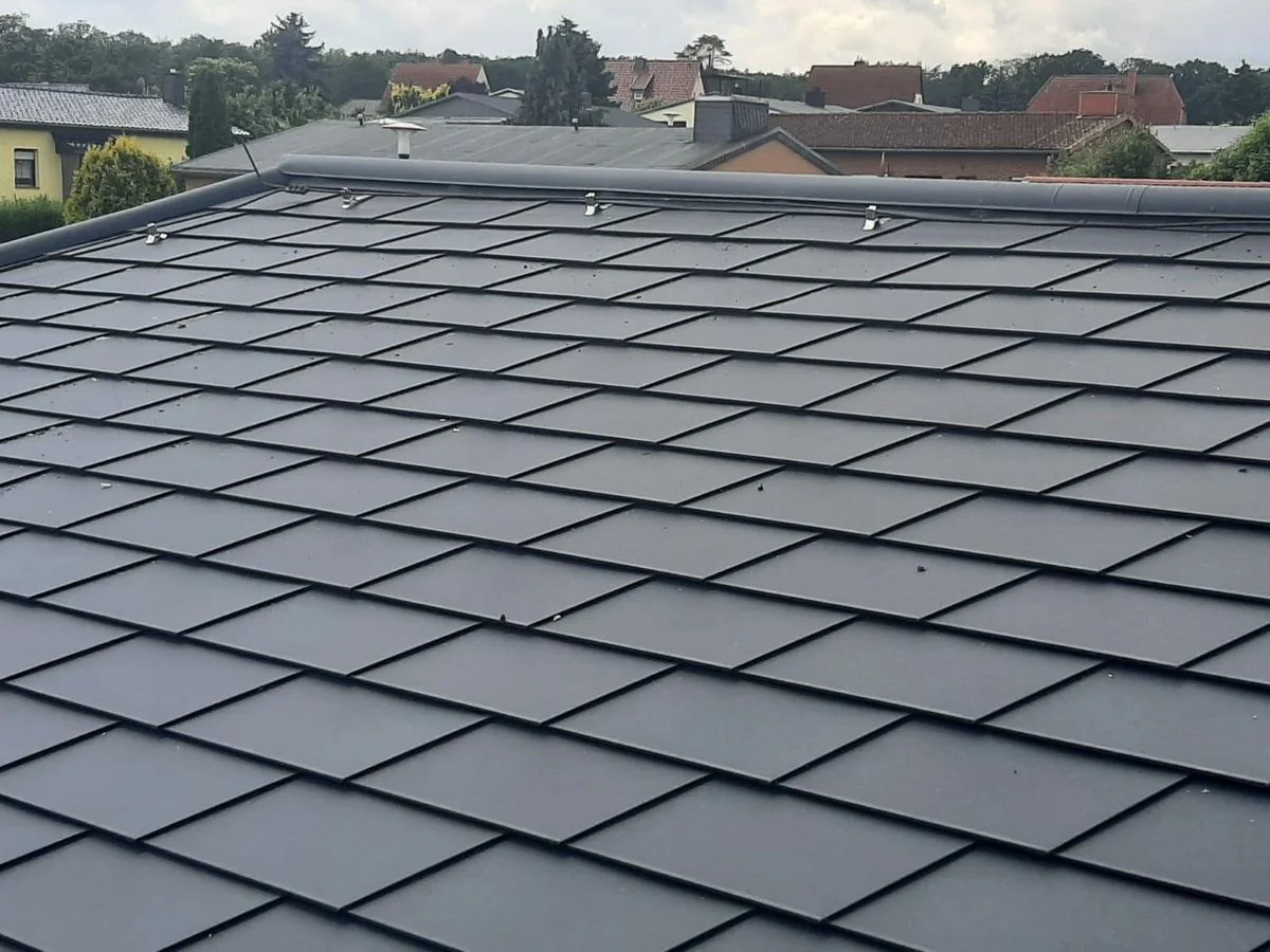 Neu gedeckte Dachfläche mit Metallschindeln