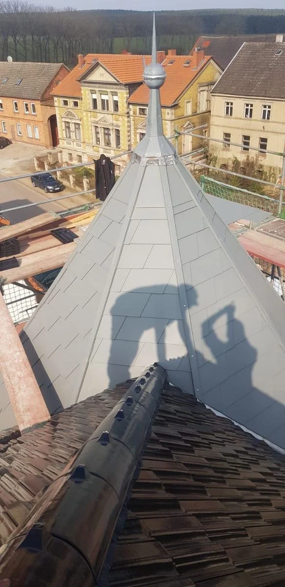 Die neu gedeckte Turmspitze am Altbau, vom Dach aus betrachtet